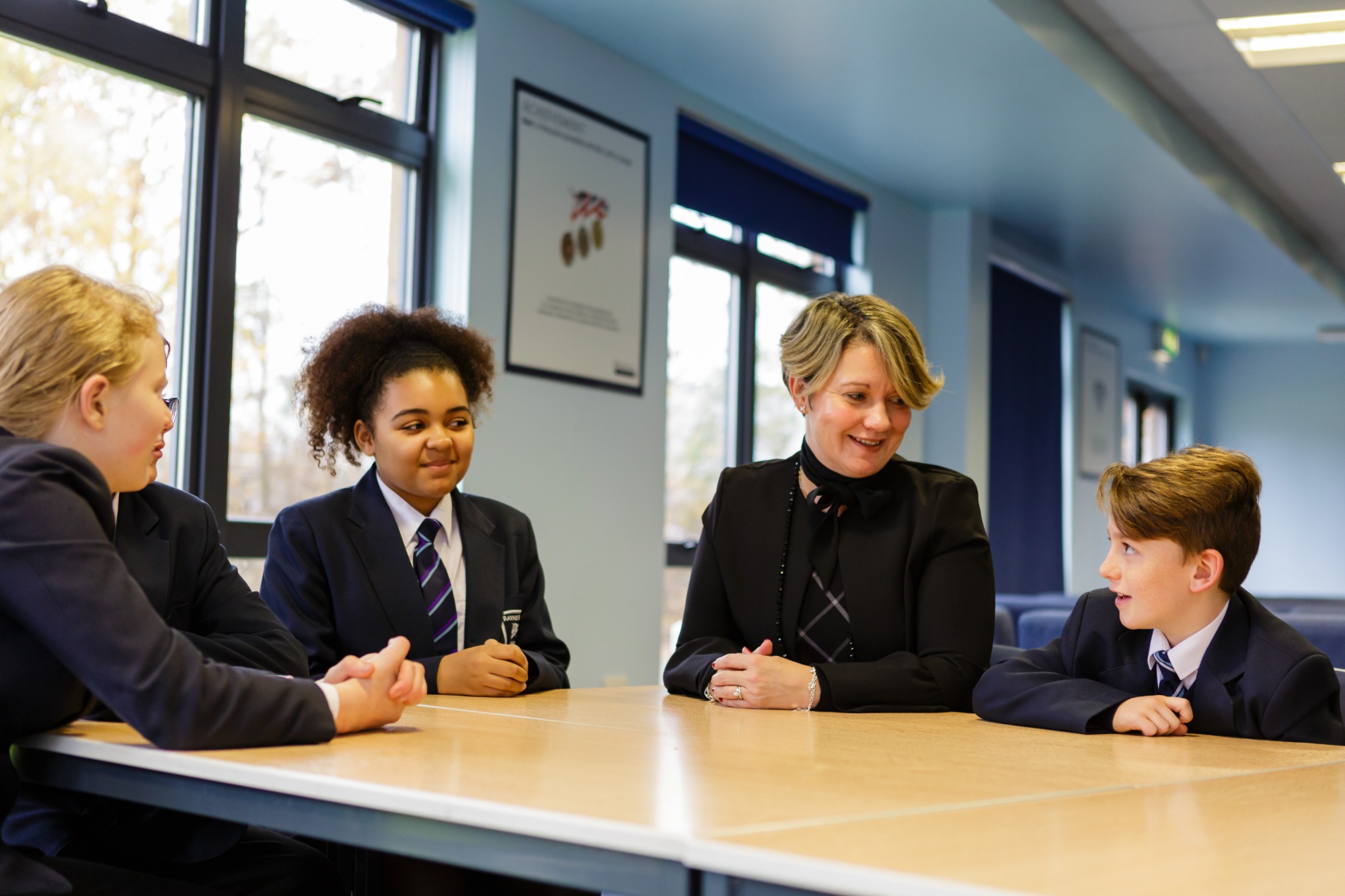 нагорная бизнесвумен. онлайн встреча с родителями. Parent meeting at. Parent teacher conference background. Parents evening.